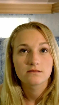 Ateşli genç sarışın yabancının büyük yarağıyla sikiliyor ve emiyor