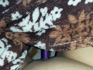 Lesbian-candys: Je me masturbais avec un vibromasseur à couvert la nuit pour...