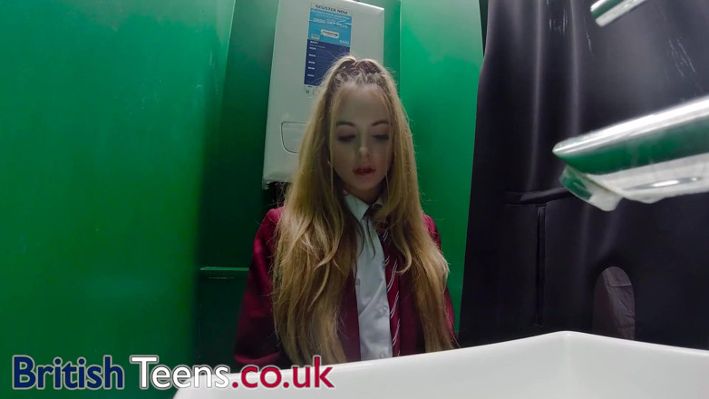British Teens: Gloryhole: Britská 18letá dívka saje ptáka