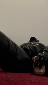Fodendo minha buceta peluda com enorme vibrador em terno de látex e gasmask