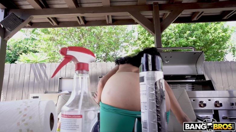 BangBros: Bangbros - Jovem Empregada P'mped Out por madrasta