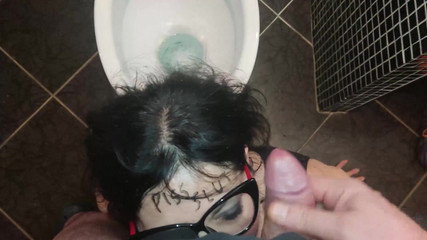 Toilet Mommy: ビッチの給料は、彼女の口の中の太ったチンコです
