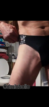Crossdresser cdmichell v černých kalhotkách