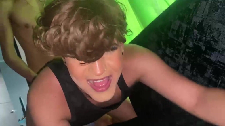 Tomas Styl: Femboy Ken attend que son copain sorte pour inviter son...