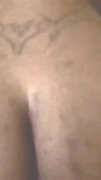 Bagzkizz prende il suo cazzone nero in bocca e nella fica