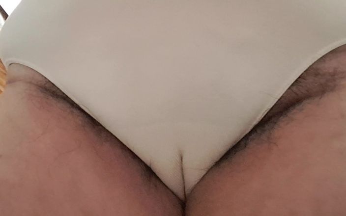 Mommy big hairy pussy: Stiefmutter zeigt weißes höschen