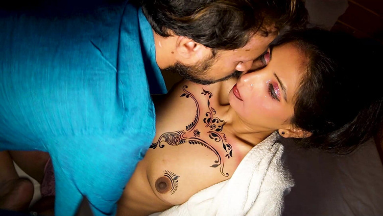 Xtramood: Ein bodyPainting-Workshop und Künstler &amp; sein Assistent werden sein sexy modell...