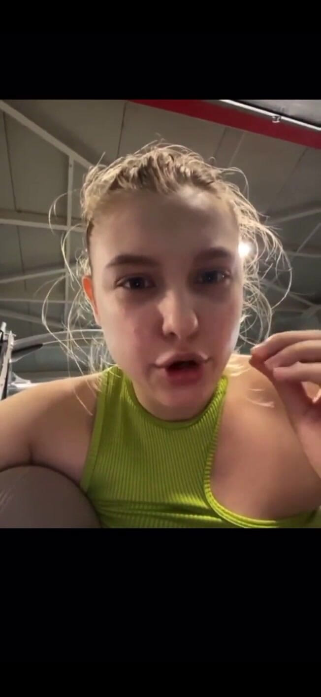 JuiceLussie: 체육관에서 훈련과 자위