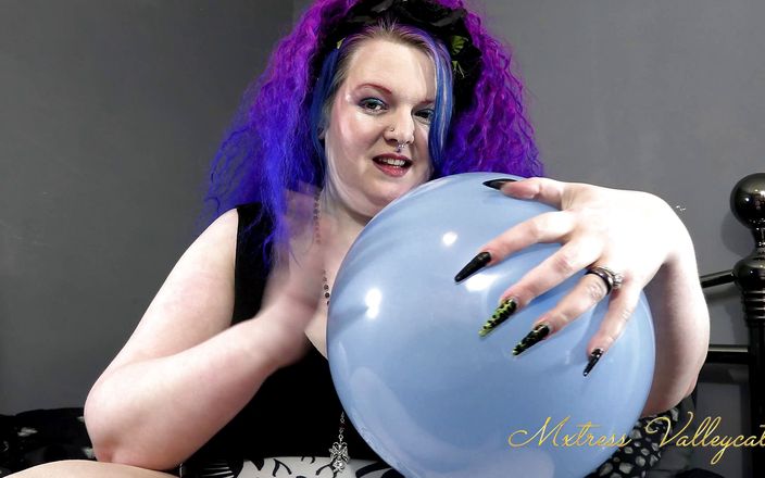Mxtress Valleycat: मेरे विशाल स्तनों को और भी बड़ा बनाना