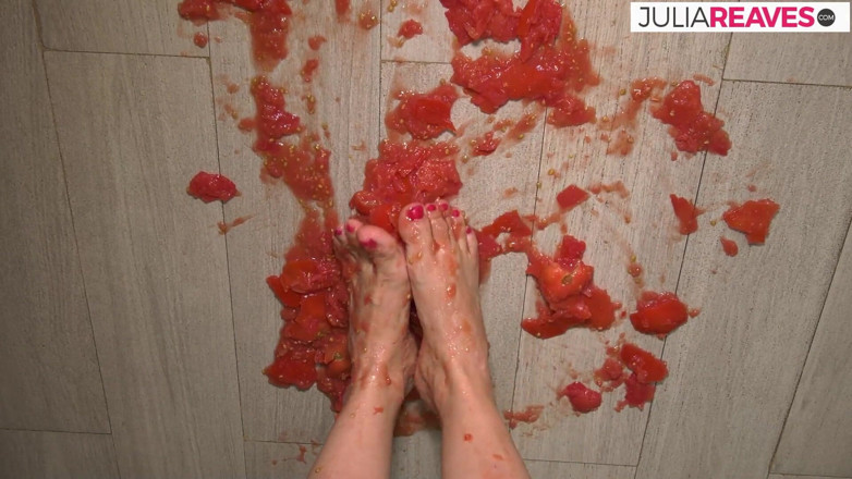 Kinky Bitches: Ze maakt tomatensap naakt en wordt geil terwijl ze het...