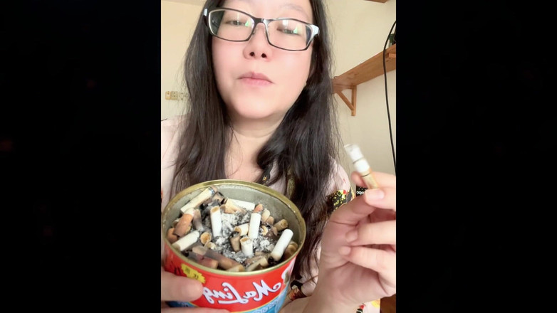 Smoking Asian: Mamă sexy asiatică fumătoare îmi strecoră turnul de țigară + striptease fără prejudecăți