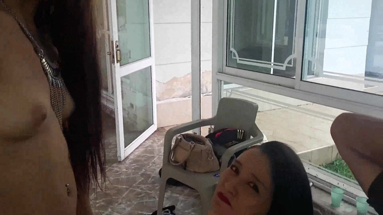 Femdom Austria: Tânăra stăpână scuipă pe un cuplu mai în vârstă