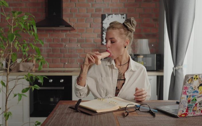 HeilyNight: Heilynight, jeune prof tatouée, montre comment sucer des bites