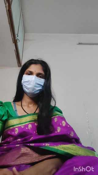 Desishycouple: Desi yenge shivani pembe sari içinde azgın. Tam video.