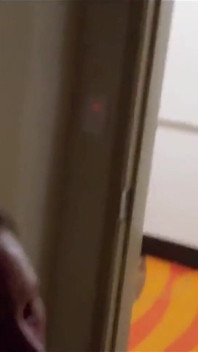 Avsugning bredvid vägen för människor att titta på allmän avsugning på hotellet