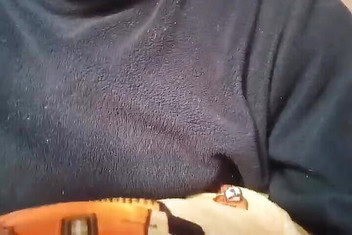 Gangbang straight: Massera bröstvårtan och kyssa sin egen mun