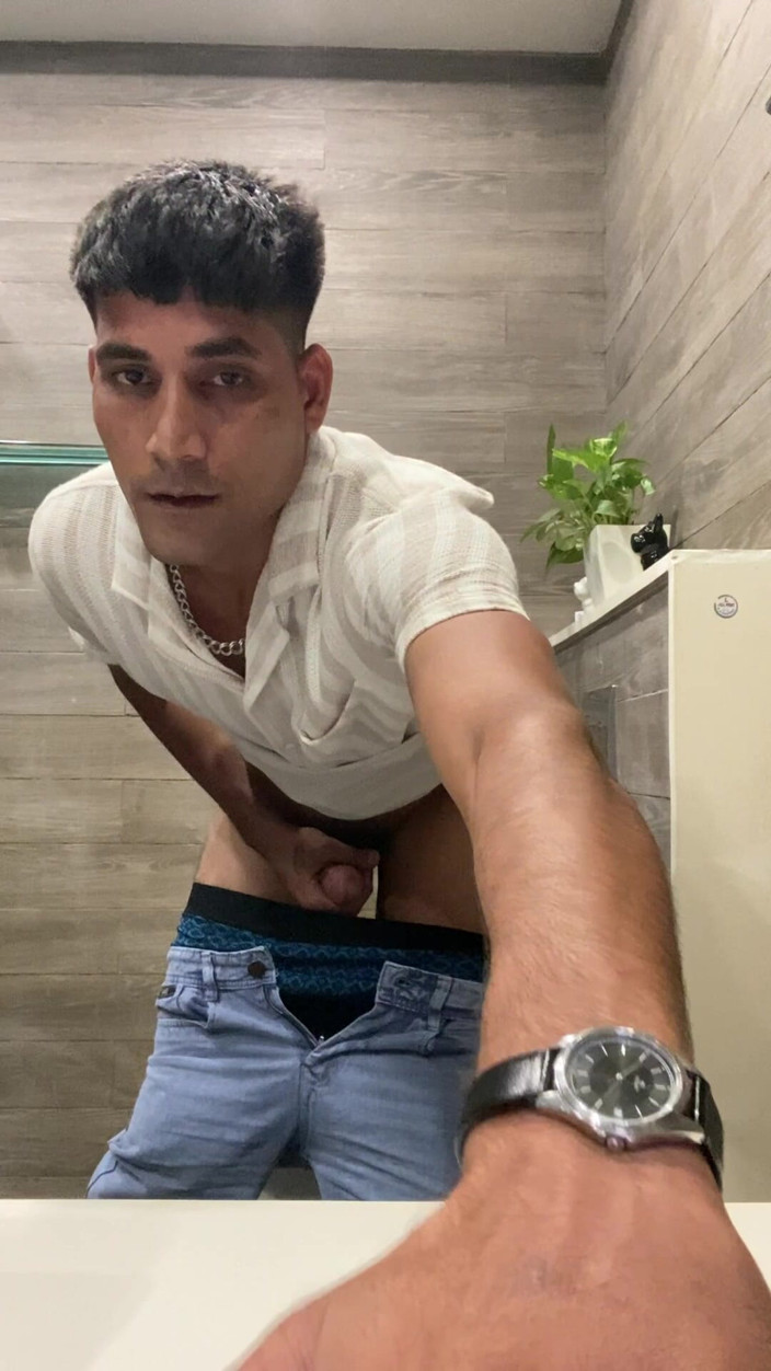WeakBond365: Top Dans Tha Hurd Dans Les Toilettes