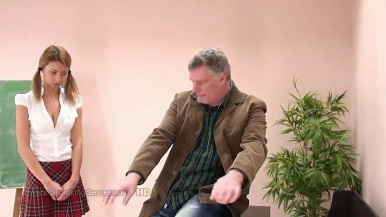 Spanking Server: Tyron bate o fată de facultate