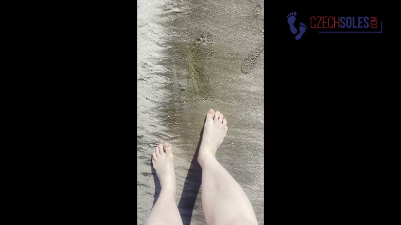 Czech Soles - foot fetish content: Пляжні ноги дражняться