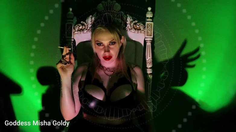 Goddess Misha Goldy: Datang ke web ajalah saya yang merokok!