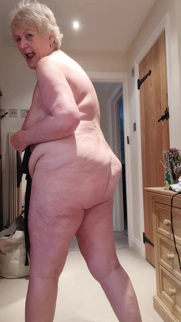 Uk Joolz: Pancia nuda e culo in giro.
