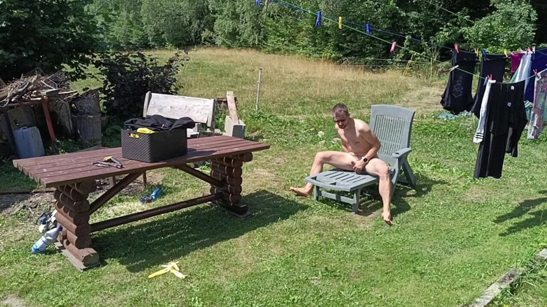 kickerscooter: Jerking off While Hanging Out the Laundry