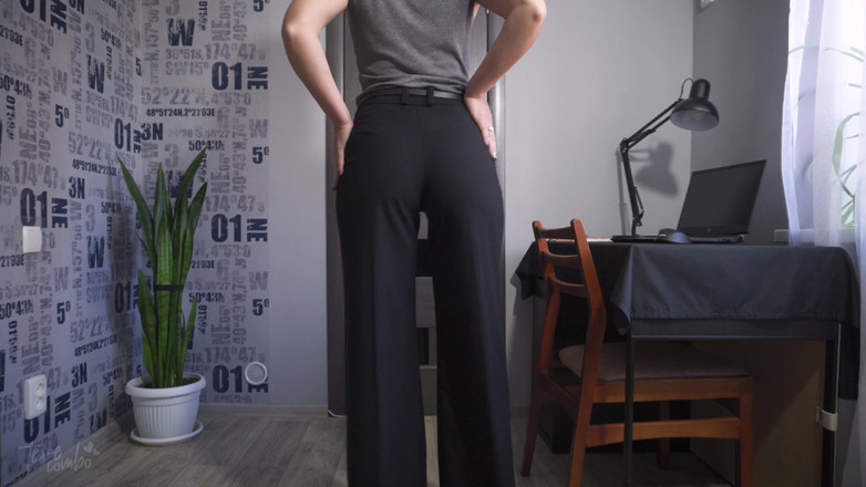 Teasecombo 4K: Celana sekretaris terlalu ketat sehingga mereka rip open