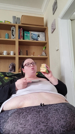 SSBBWLadyBrads: Mmm cake