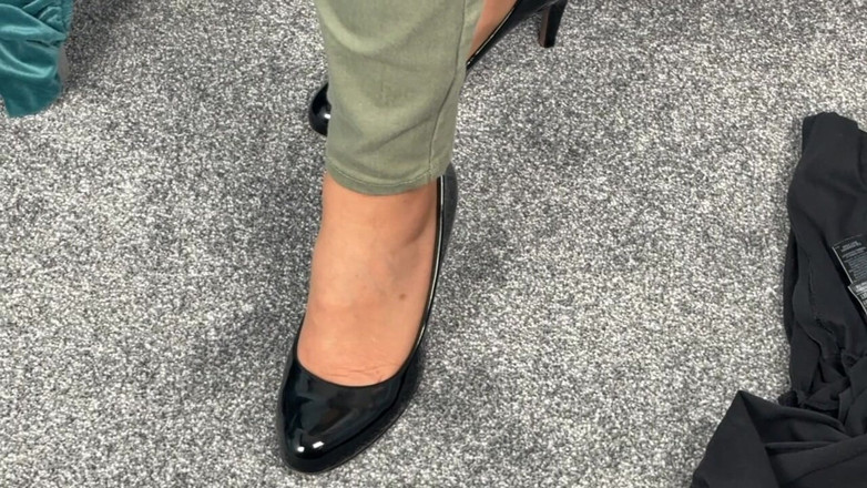 Mr MF: I Piedi Della Signora Matura Si Spoglia Dall'abbigliamento Quotidiano 416