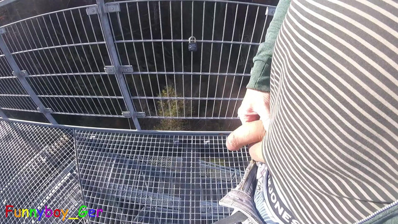 Funnyboy-Ger: Buiten, op een zeer openbare uitkijktoren aan een rivier, werk...