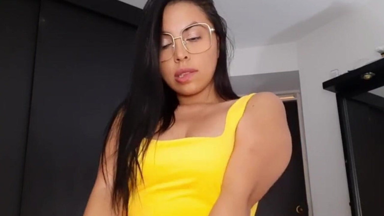 Latinascachondas: Une latina montre son corps en solo