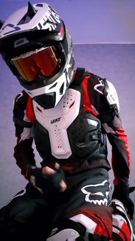 Neue Nike-Sneakers und meine lieblings-Motocross-Ausrüstung machten mich so hart