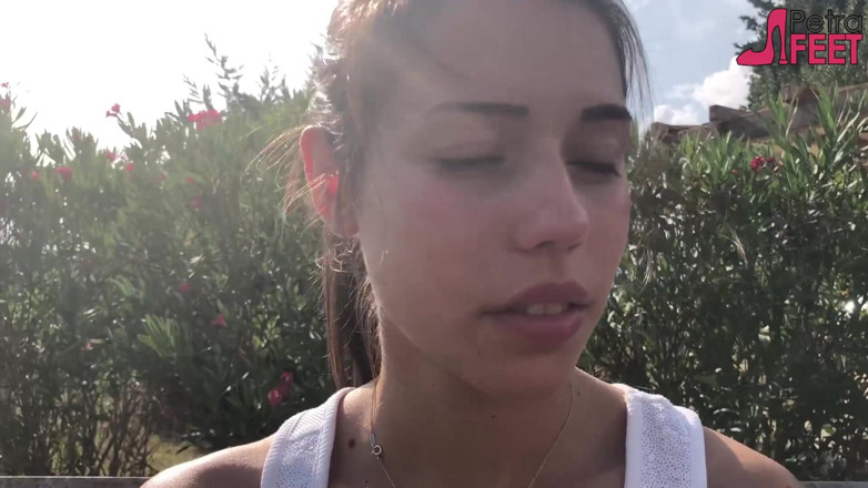 Smokin Fetish: Rauchen auf bank mit heißem teen