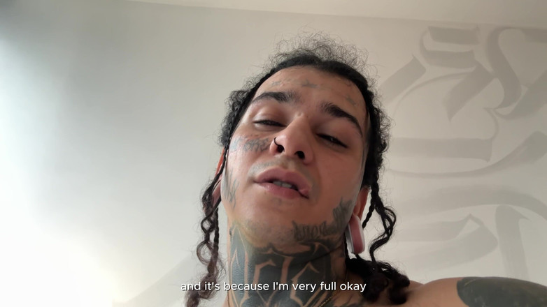 Dyavol: 一列巨型火车从一个小人面前经过，向他展示了他的。