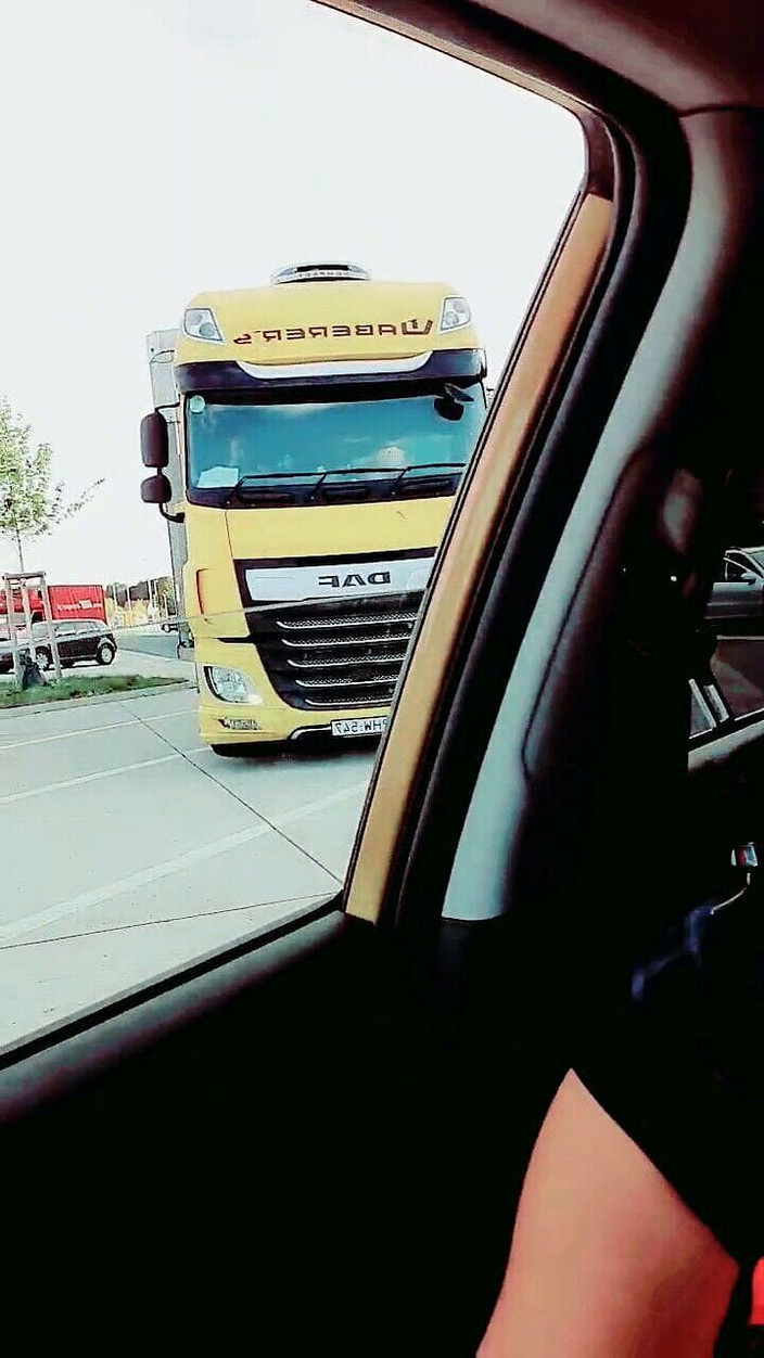 Slutboyben: Slutboyben cam4 сексуальна порнозірка ексгібіціоніст піддається водію вантажівки