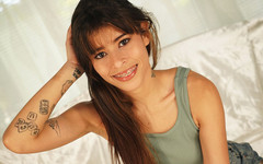 Only Taboo: Süßes teen mit zahnspange fistet ihr enges arschloch