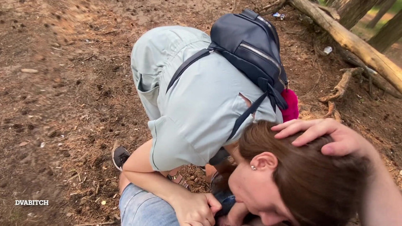 Dvabitch: Amatérská brunetka smyslně kouří v lese a bere sperma do...