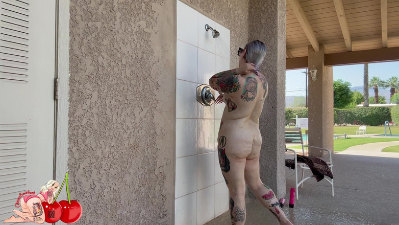 CherryBombBomb: Skakar min röv och duschar naken vid den offentliga poolen