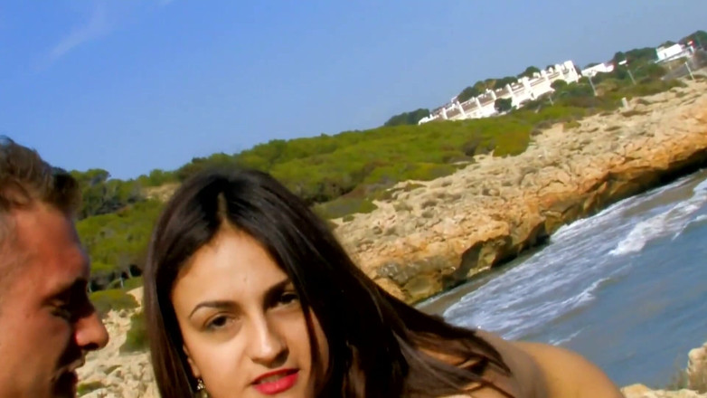 Italian hot scout and friends: Hermosa morena follando en el mar