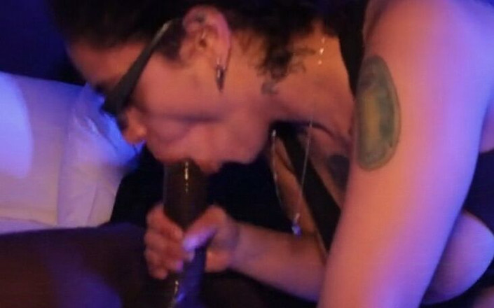 Big-ass112: Chycena velkým černým pérem