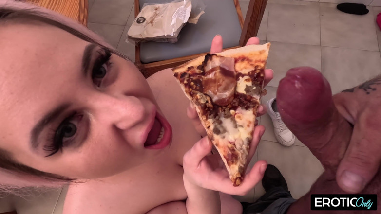 German bitch hunter: Duitse tiener houdt van sperma op pizza na kontneuken!