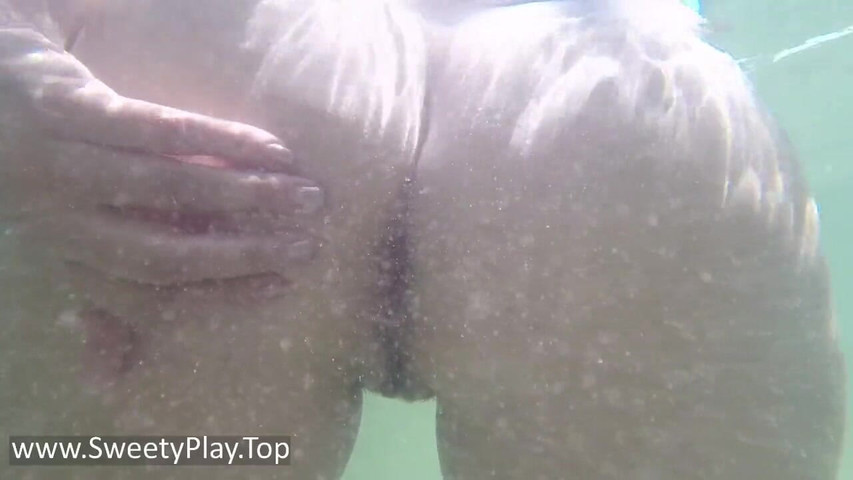 Girl Really Farts Underwater (Sweety play) Girl Really Farts Underwater (Sweety play)