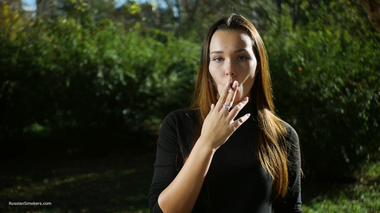 Russian Smokers: Awek Rusia manis merokok merokok di luar
