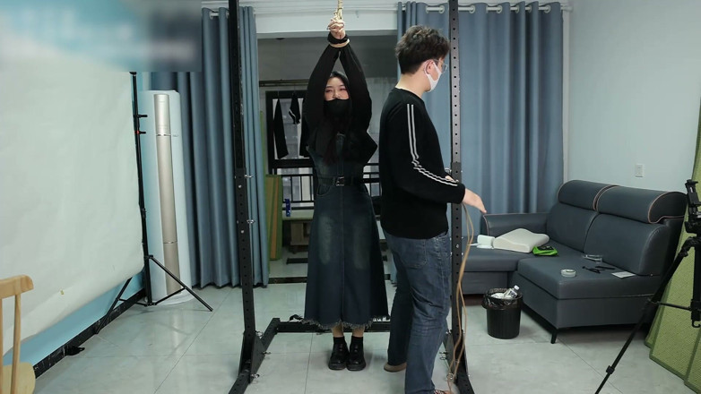 Asian bondage: 내 여자친구는 금속 받침대에 고정되어 간지럽혀져 있다