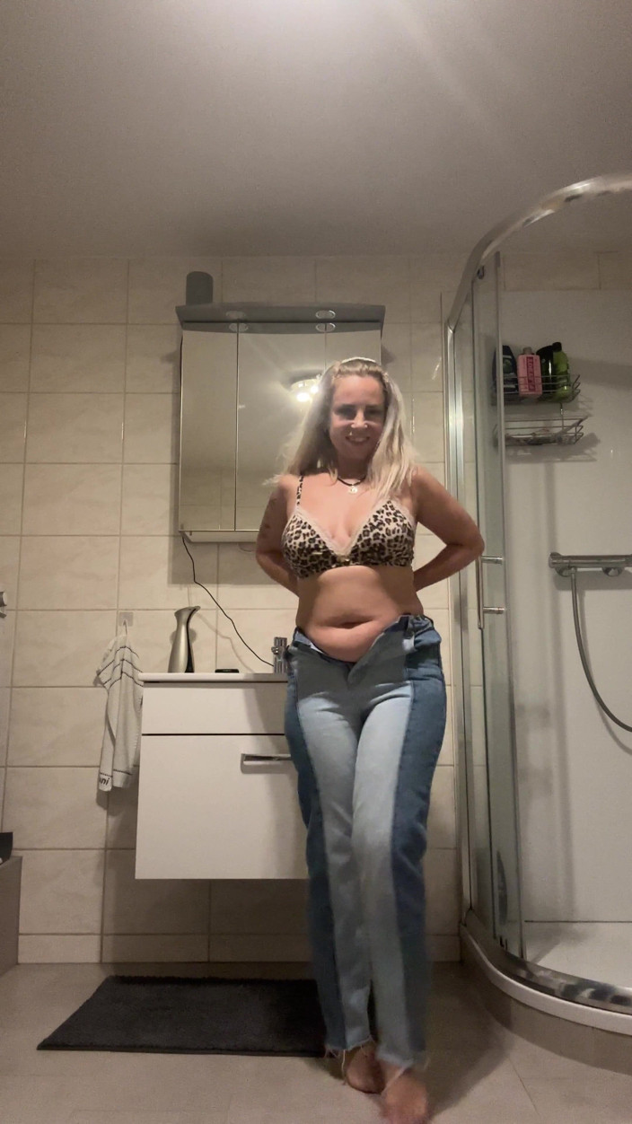 LarisaCum: Tôi mặc quần jean xanh và chúng bị ướt vì nước...