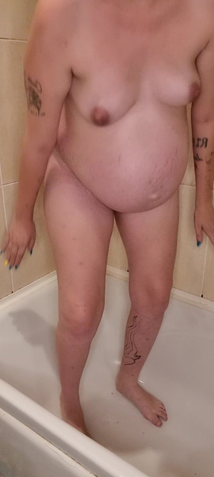 RoxyhotGoddessXx: 욕조에서 오줌 싸는 임신한 밀프