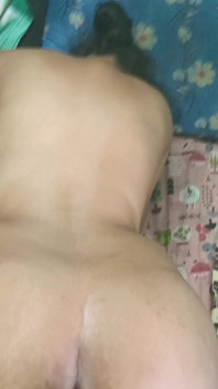 Pasangan Berkahwin Baru Menikmati Perjalanan Kedudukan Belakang di Atas Katil