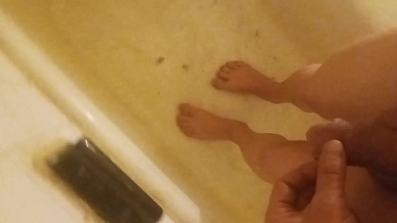 LilTaste: Nackt gehen und barfuß auf meine Füße pinkeln, in einer...