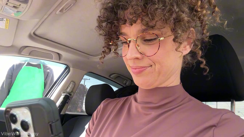 VibeWithMommy: La reina de pelo rizado recoge chico del café