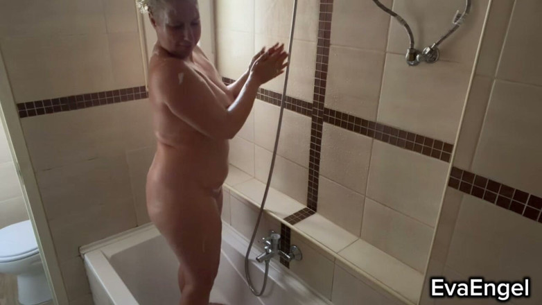 Eva Engel: Německá MILF tě přistihne při špehování – pohled virtuálního sexu ve sprše